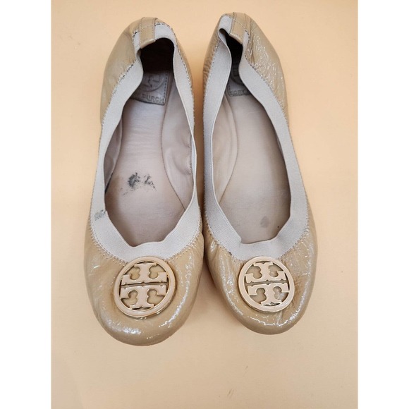 Tory Burch Caroline Tan Patent Leather Ballet Flats Slip On Gold Logo Sz 8 M - Picture 1 of 6